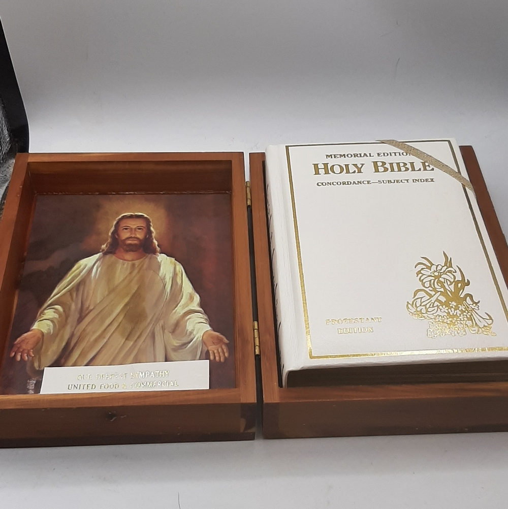 Vintage 1976 Holy Bible Memorial Protestant Edition with Jesus Art in Wooden Box